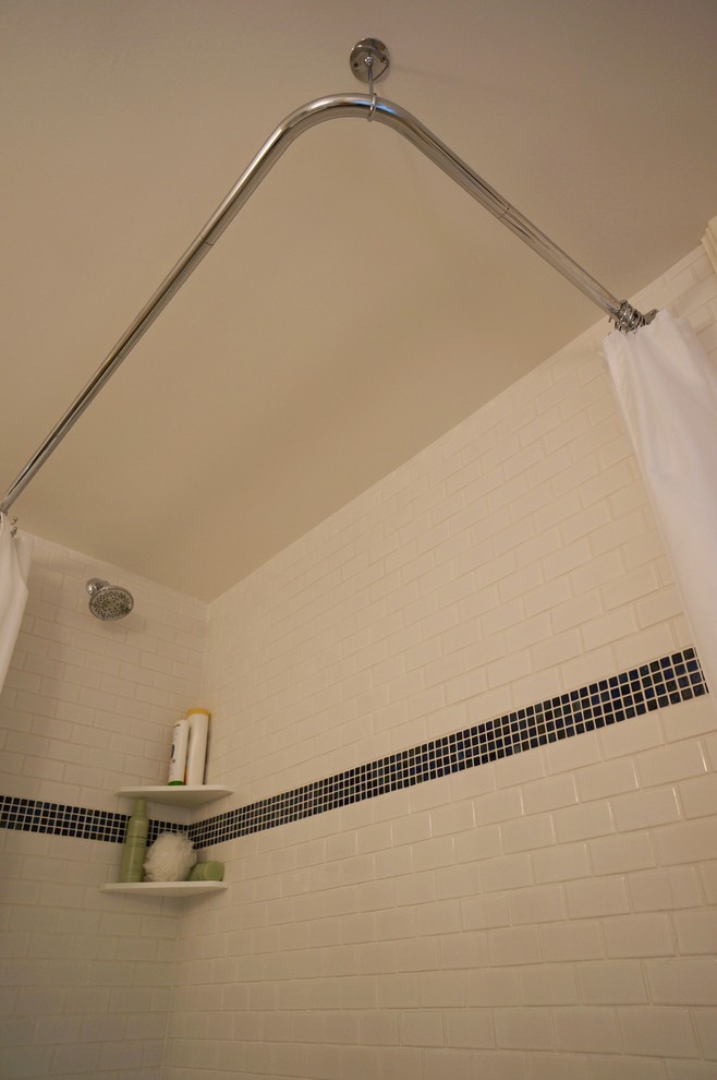 Стильный дизайн: ванная комната среднего размера в классическом стиле с фасадами в стиле шейкер, белыми фасадами, угловой ванной, угловым душем, раздельным унитазом, белой плиткой, плиткой кабанчик, белыми стенами, душевой кабиной и раковиной с пьедесталом - последний тренд