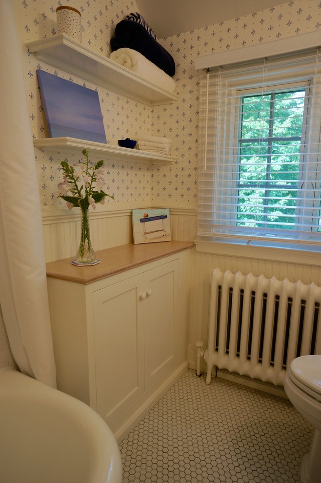 Inspiration för mellanstora klassiska badrum med dusch, med skåp i shakerstil, vita skåp, ett hörnbadkar, en hörndusch, en toalettstol med separat cisternkåpa, vit kakel, tunnelbanekakel, vita väggar och ett piedestal handfat
