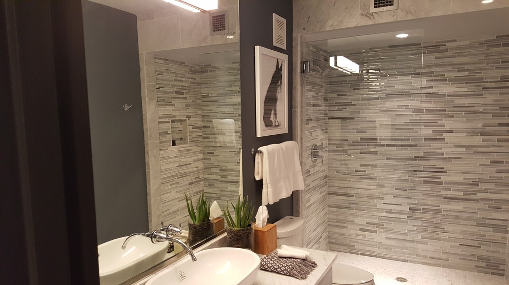 Aménagement d'une petite salle d'eau moderne avec une vasque, un placard à porte plane, des portes de placard grises, un plan de toilette en marbre, une douche ouverte, WC séparés, un carrelage blanc, un carrelage de pierre, un mur gris et un sol en marbre.