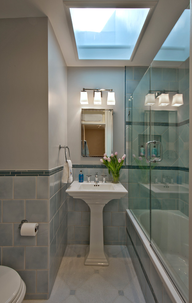 ワシントンD.C.にある小さなトラディショナルスタイルのおしゃれなバスルーム (浴槽なし) (ペデスタルシンク、アルコーブ型浴槽、シャワー付き浴槽	、分離型トイレ、青いタイル、セラミックタイル、大理石の床、青い壁、赤い床、開き戸のシャワー) の写真