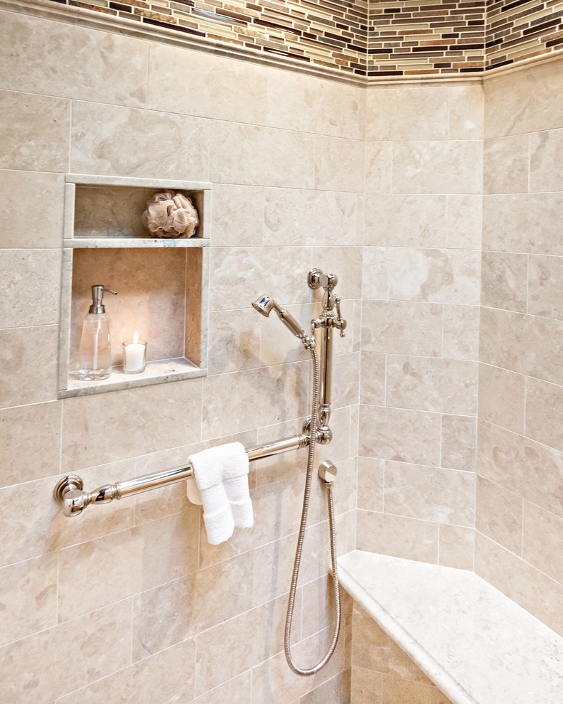 Пример оригинального дизайна: ванная комната в классическом стиле с фасадами цвета дерева среднего тона, ванной на ножках, угловым душем, бежевой плиткой, керамической плиткой, бежевыми стенами, полом из керамической плитки, консольной раковиной и мраморной столешницей