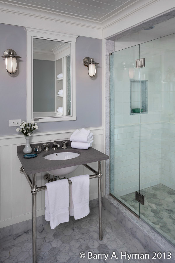 Idee per una stanza da bagno con doccia tradizionale di medie dimensioni con lavabo sottopiano, piastrelle in pietra, pareti grigie, pavimento in marmo, top in quarzo composito e doccia alcova