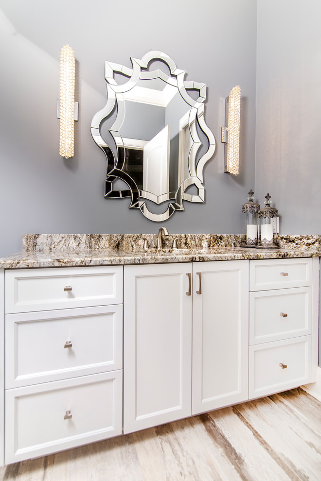 Imagen de cuarto de baño único y a medida tradicional renovado con armarios con paneles empotrados, puertas de armario blancas, paredes grises, encimera de granito y encimeras beige