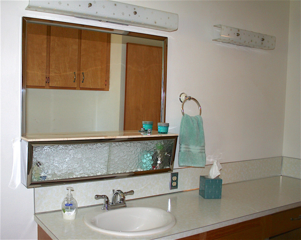 Inredning av ett mellanstort vit vitt badrum, med luckor med upphöjd panel, skåp i mellenmörkt trä, ett platsbyggt badkar, en dusch/badkar-kombination, en toalettstol med separat cisternkåpa, gul kakel, keramikplattor, vita väggar, vinylgolv, ett nedsänkt handfat, laminatbänkskiva, gult golv och dusch med duschdraperi