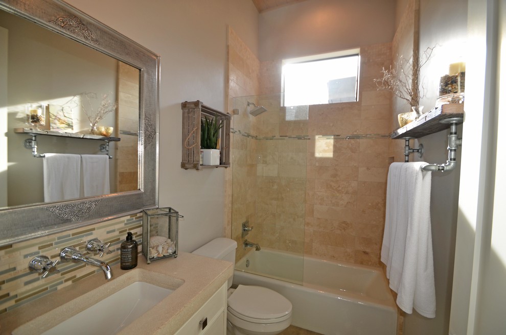 Идея дизайна: маленькая ванная комната в современном стиле с серыми стенами, бетонным полом и столешницей из бетона для на участке и в саду