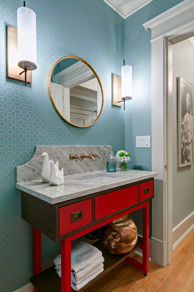 Стильный дизайн: маленькая ванная комната в стиле неоклассика (современная классика) с черно-белой плиткой, фасадами островного типа, красными фасадами, синими стенами, паркетным полом среднего тона, душевой кабиной, врезной раковиной и мраморной столешницей для на участке и в саду - последний тренд