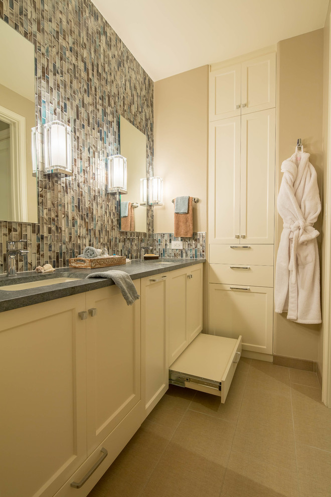 Bild på ett mellanstort funkis badrum, med ett undermonterad handfat, skåp i shakerstil, vita skåp, bänkskiva i täljsten, flerfärgad kakel, mosaik, beige väggar och klinkergolv i porslin