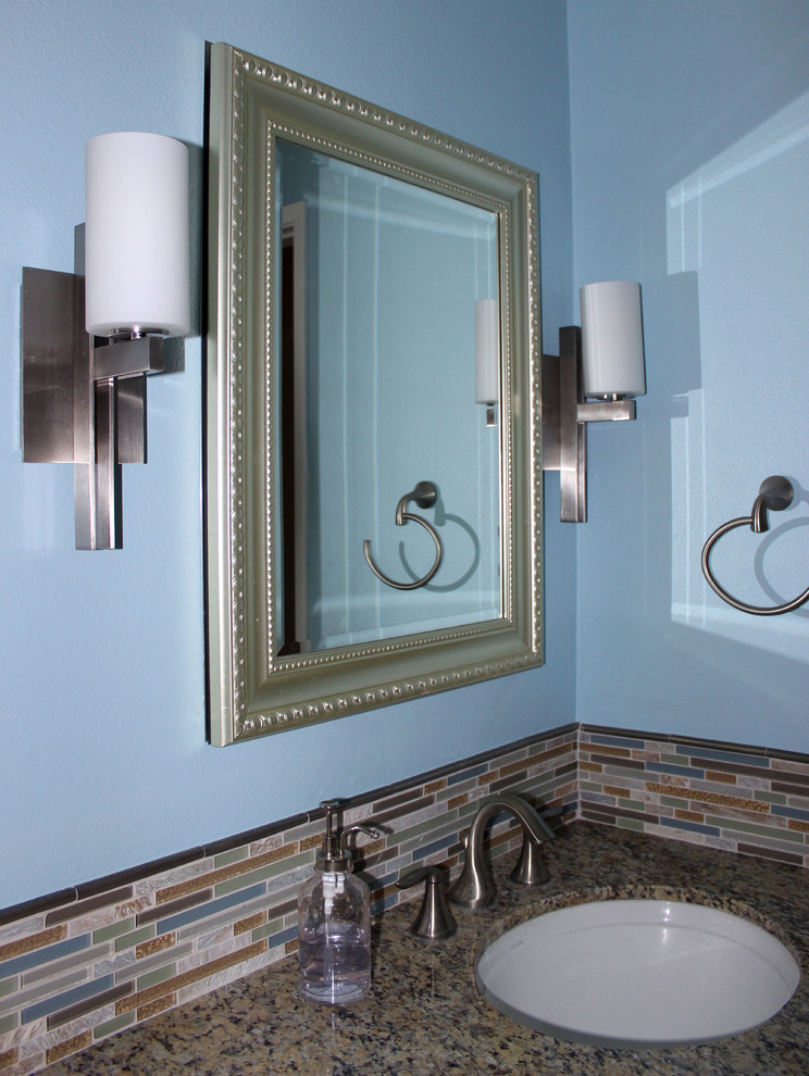 На фото: ванная комната среднего размера в классическом стиле с фасадами в стиле шейкер, темными деревянными фасадами, разноцветной плиткой, плиткой из сланца, полом из керамической плитки, врезной раковиной, столешницей из искусственного камня, бежевым полом, ванной в нише, душем над ванной, синими стенами, душевой кабиной и шторкой для ванной