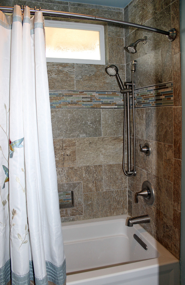 Свежая идея для дизайна: ванная комната среднего размера в классическом стиле с темными деревянными фасадами, ванной в нише, душем над ванной, разноцветной плиткой, плиткой из сланца, полом из керамической плитки, душевой кабиной, врезной раковиной, столешницей из искусственного камня, бежевым полом, шторкой для ванной, фасадами в стиле шейкер и синими стенами - отличное фото интерьера