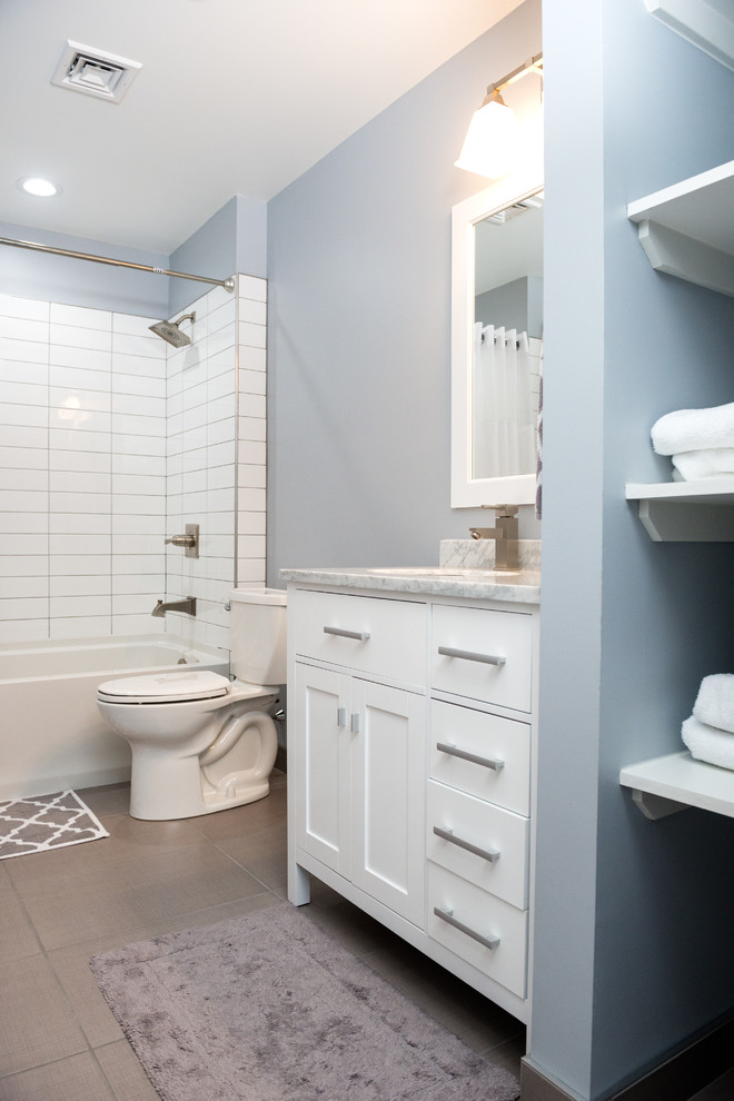 Idéer för att renovera ett mellanstort vintage badrum med dusch, med skåp i shakerstil, vita skåp, ett badkar i en alkov, en dusch/badkar-kombination, en toalettstol med separat cisternkåpa, vit kakel, keramikplattor, grå väggar, klinkergolv i keramik, ett undermonterad handfat, marmorbänkskiva, grått golv och dusch med duschdraperi