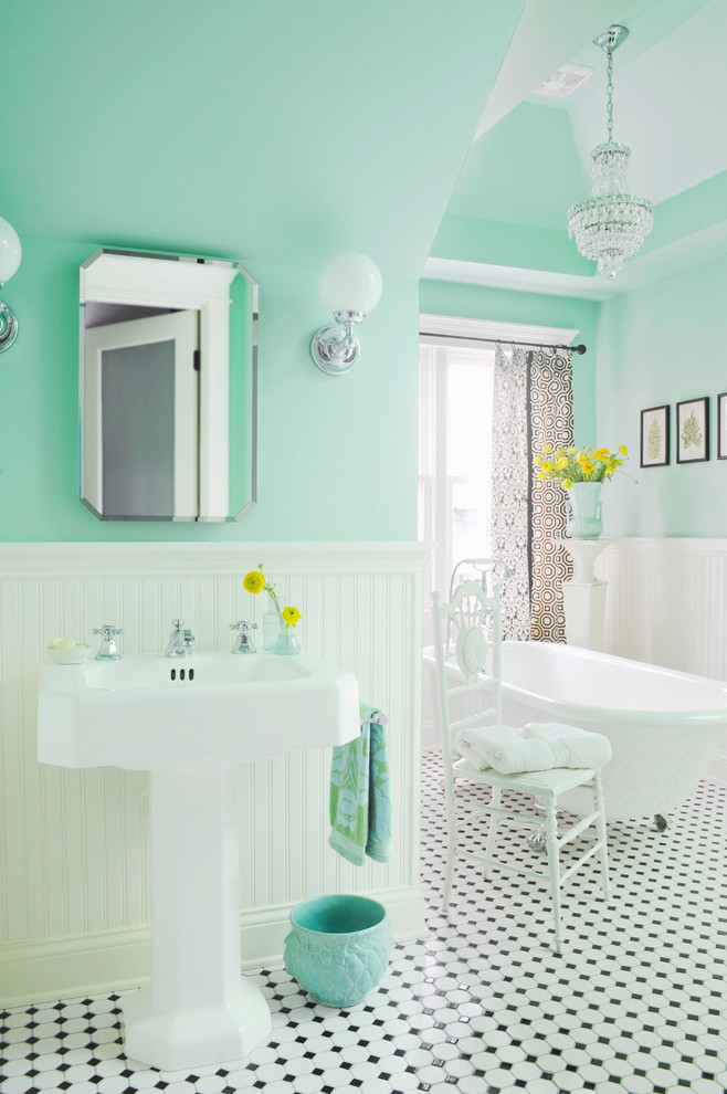 Bild på ett mellanstort vintage badrum, med ett piedestal handfat, ett badkar med tassar, vit kakel, keramikplattor, gröna väggar, mosaikgolv och flerfärgat golv