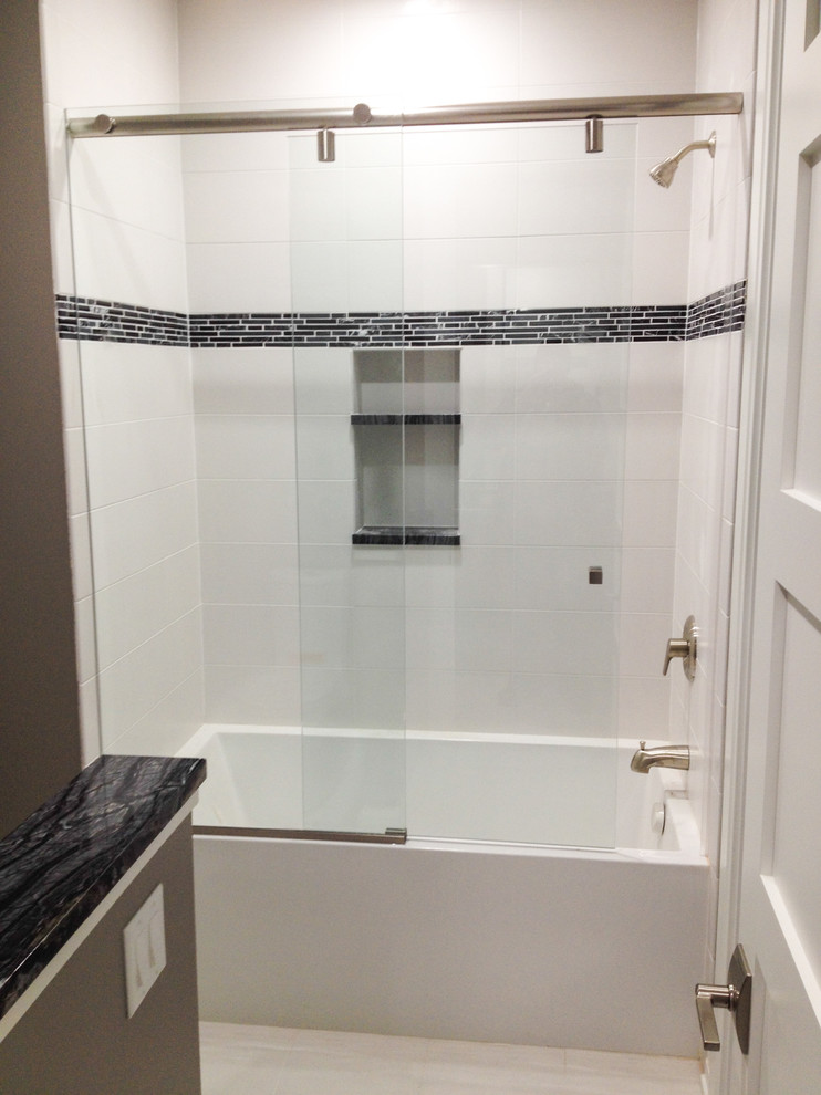 Diseño de cuarto de baño contemporáneo de tamaño medio con combinación de ducha y bañera