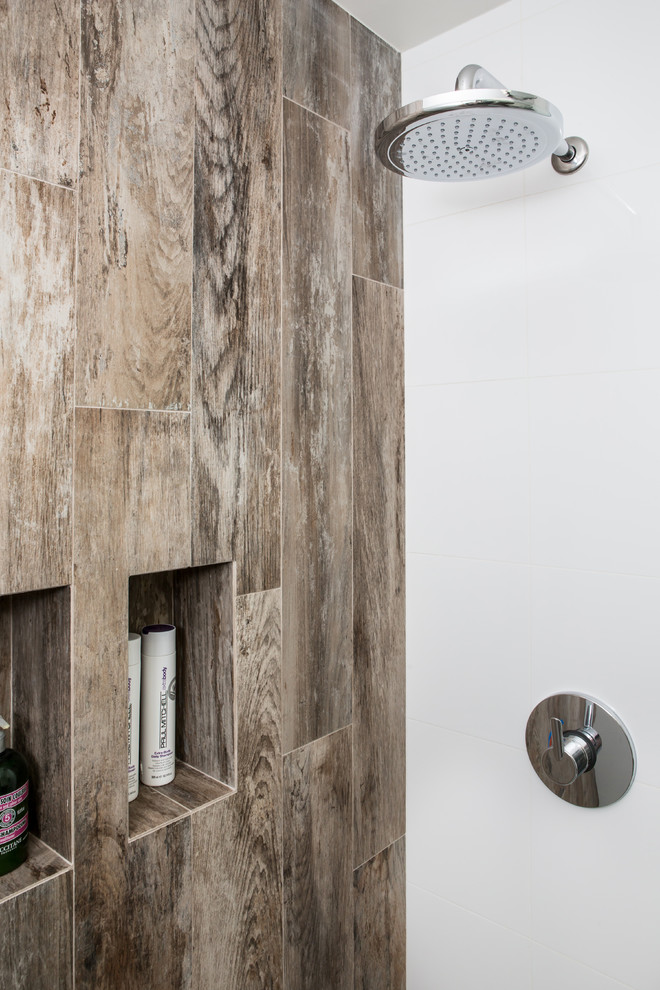 Exemple d'une salle de bain tendance en bois brun de taille moyenne avec un placard à porte plane, un carrelage marron, un mur blanc, un lavabo encastré, des carreaux de porcelaine, un sol en carrelage de porcelaine, un plan de toilette en surface solide, un sol gris et aucune cabine.