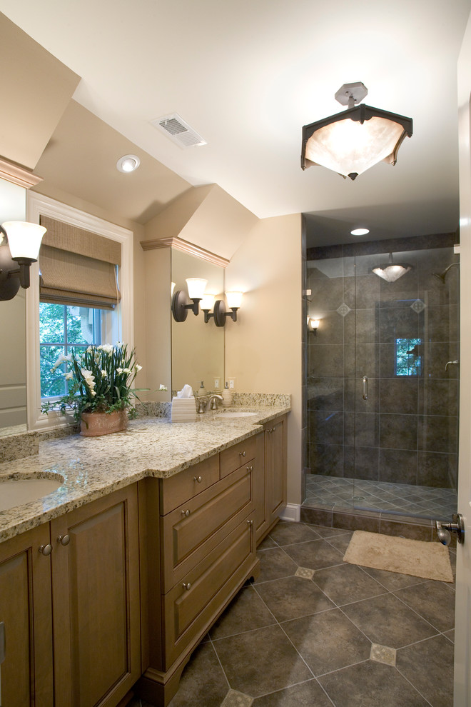 Exempel på ett mellanstort klassiskt badrum för barn, med luckor med upphöjd panel, skåp i mellenmörkt trä, en dusch i en alkov, grå kakel, keramikplattor, beige väggar, klinkergolv i keramik, ett undermonterad handfat och granitbänkskiva