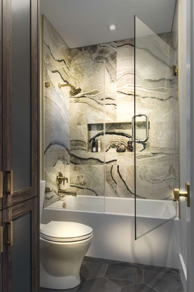 Ispirazione per una stanza da bagno moderna di medie dimensioni con piastrelle marroni, piastrelle in gres porcellanato, pavimento in marmo, pavimento nero, due lavabi e mobile bagno freestanding