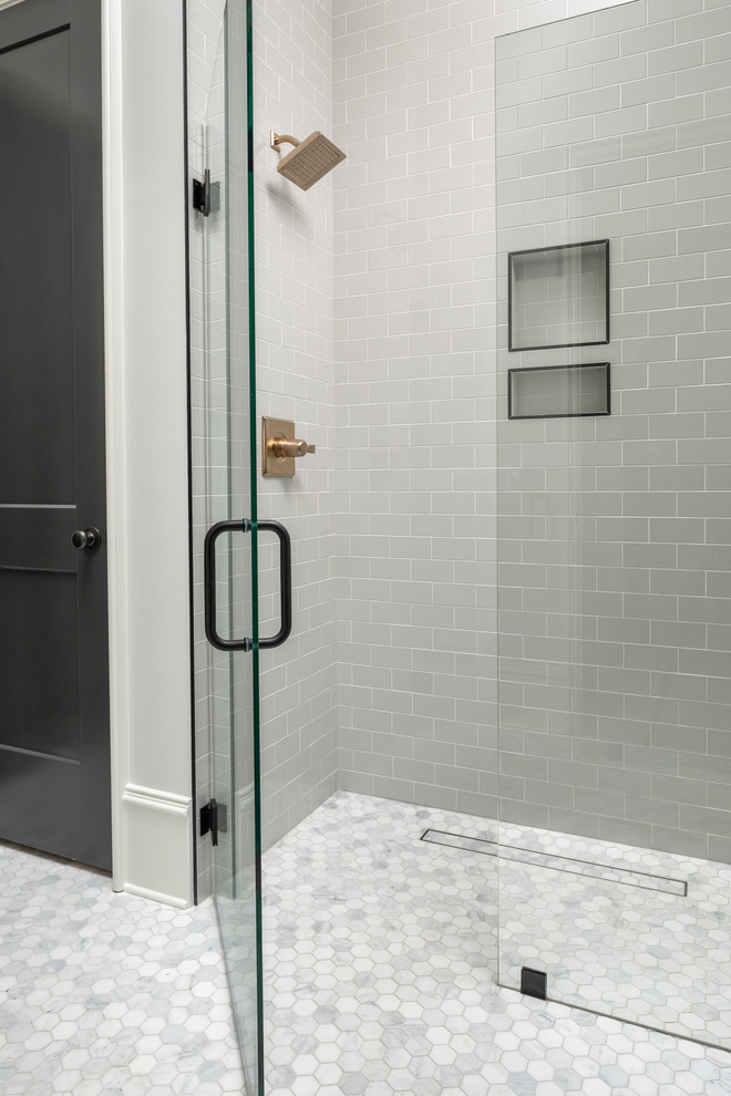 Réalisation d'une salle de bain tradition de taille moyenne avec une douche à l'italienne, un carrelage gris, un carrelage métro, un mur beige, un sol en carrelage de terre cuite et une cabine de douche à porte battante.