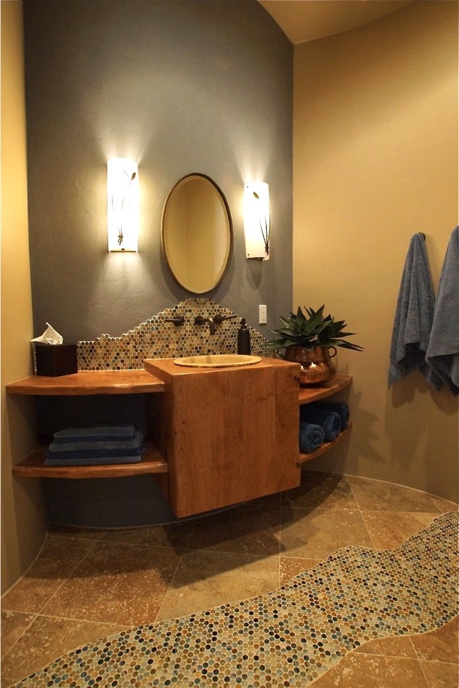 Esempio di una stanza da bagno con doccia contemporanea di medie dimensioni con lavabo da incasso, nessun'anta, ante in legno scuro, top in legno, piastrelle multicolore, lastra di vetro, pareti beige e pavimento in travertino