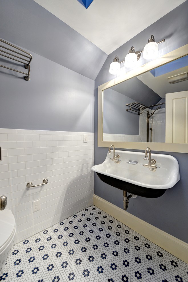 アトランタにあるトラディショナルスタイルのおしゃれな浴室 (横長型シンク) の写真