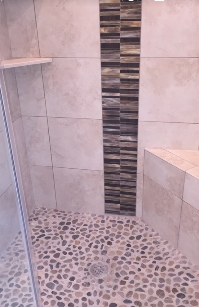Exempel på ett mellanstort amerikanskt badrum med dusch, med skåp i shakerstil, vita skåp, en toalettstol med hel cisternkåpa, beige kakel, kakel i småsten, beige väggar, klinkergolv i keramik, ett undermonterad handfat, granitbänkskiva, beiget golv och dusch med gångjärnsdörr