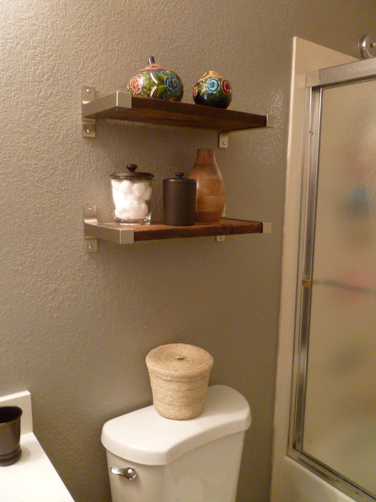 Inspiration för ett litet eklektiskt badrum med dusch, med ett undermonterad handfat, släta luckor, skåp i mörkt trä, granitbänkskiva, en dusch/badkar-kombination, en toalettstol med separat cisternkåpa, grå väggar, klinkergolv i porslin, ett badkar i en alkov, beige kakel och keramikplattor
