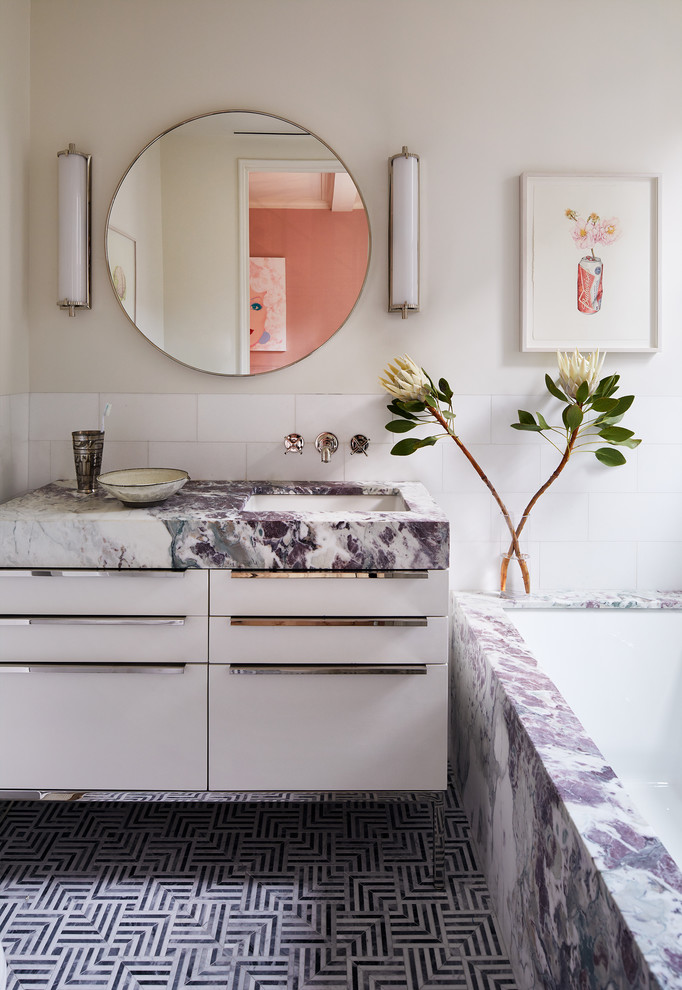 Свежая идея для дизайна: ванная комната среднего размера в современном стиле с белыми стенами, разноцветным полом, плоскими фасадами, белыми фасадами, полновстраиваемой ванной, белой плиткой, врезной раковиной и разноцветной столешницей - отличное фото интерьера