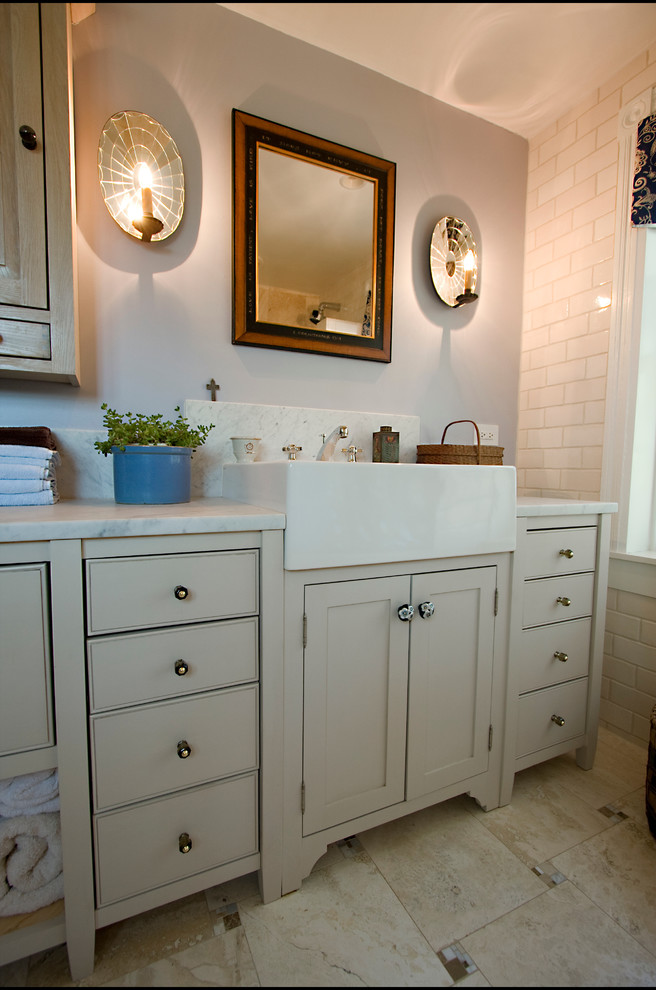 Imagen de cuarto de baño clásico con armarios estilo shaker, puertas de armario grises, encimera de mármol, baldosas y/o azulejos blancos y baldosas y/o azulejos de cemento