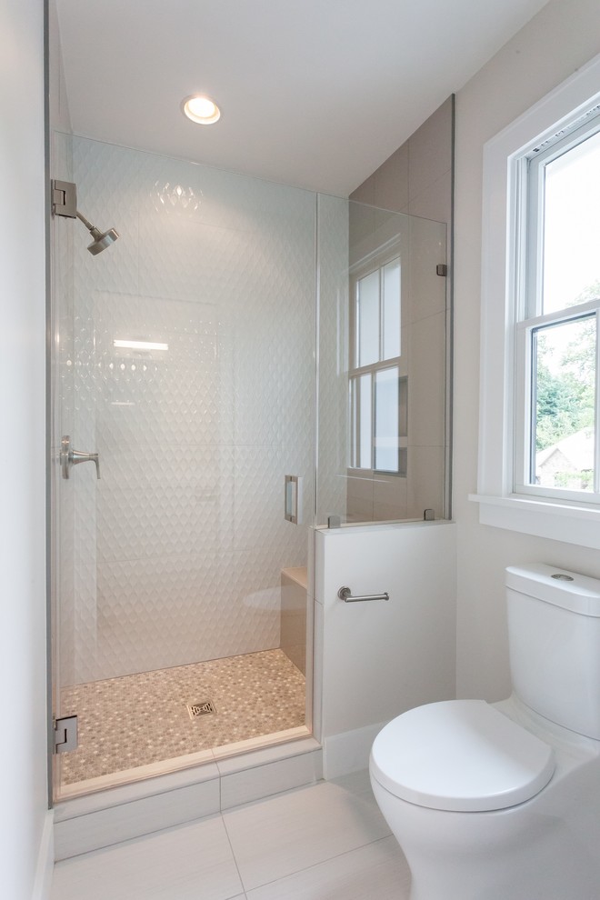 Foto di una stanza da bagno minimal con doccia alcova, piastrelle grigie, pareti grigie, lavabo sottopiano, pavimento grigio e porta doccia a battente