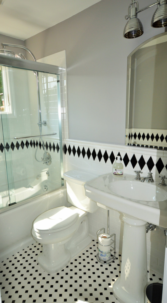 Klassisches Badezimmer mit Sockelwaschbecken, Badewanne in Nische, Wandtoilette mit Spülkasten, grauer Wandfarbe und Keramikboden in New York