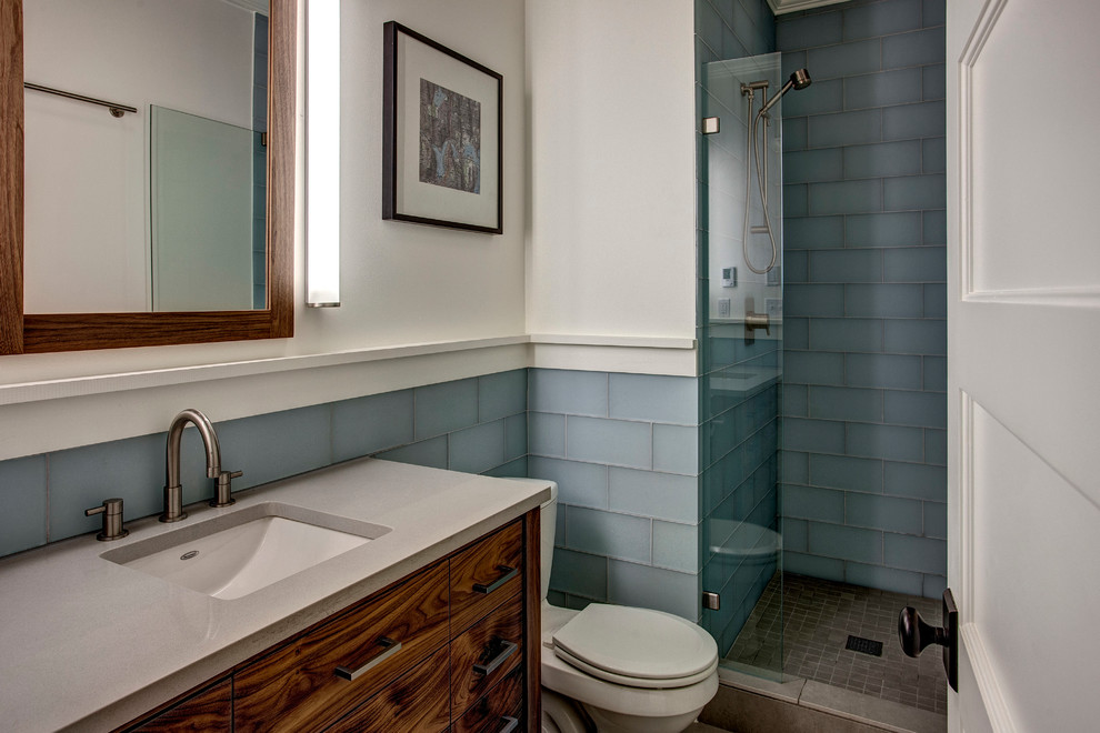 シアトルにあるトラディショナルスタイルのおしゃれな浴室 (アンダーカウンター洗面器、アルコーブ型シャワー、一体型トイレ	) の写真