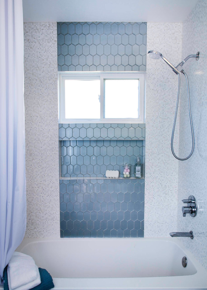 Mittelgroßes Klassisches Kinderbad mit Schrankfronten im Shaker-Stil, braunen Schränken, Badewanne in Nische, Duschbadewanne, Wandtoilette mit Spülkasten, blauen Fliesen, Glasfliesen, roter Wandfarbe, Porzellan-Bodenfliesen, Unterbauwaschbecken, Quarzwerkstein-Waschtisch, grauem Boden, Duschvorhang-Duschabtrennung und weißer Waschtischplatte in San Diego