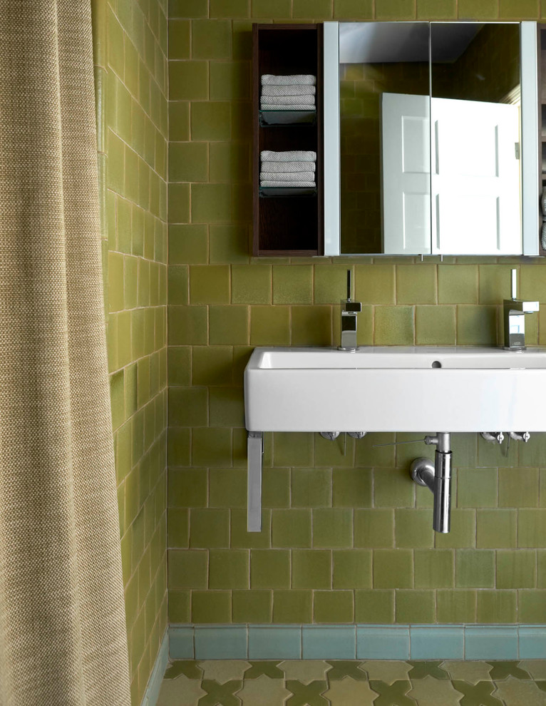 Свежая идея для дизайна: маленькая ванная комната в средиземноморском стиле с накладной ванной, душем над ванной, унитазом-моноблоком, зеленой плиткой, керамической плиткой, зелеными стенами, полом из керамической плитки, душевой кабиной, подвесной раковиной, разноцветным полом и шторкой для ванной для на участке и в саду - отличное фото интерьера