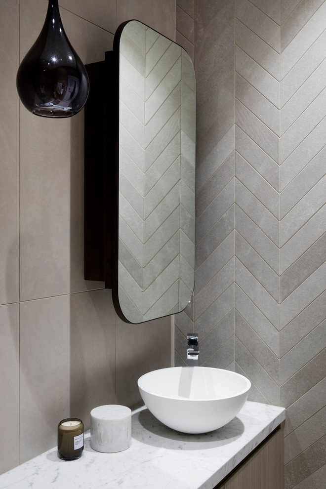 Klassisches Badezimmer mit flächenbündigen Schrankfronten, weißen Schränken, freistehender Badewanne, grauen Fliesen, grauem Boden und grauer Waschtischplatte in Sydney
