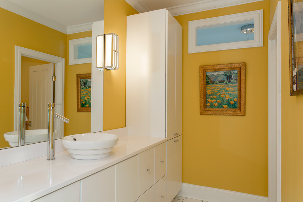 Foto de cuarto de baño contemporáneo grande con puertas de armario blancas, bañera exenta, baldosas y/o azulejos blancos, paredes amarillas, lavabo sobreencimera y suelo de baldosas de cerámica