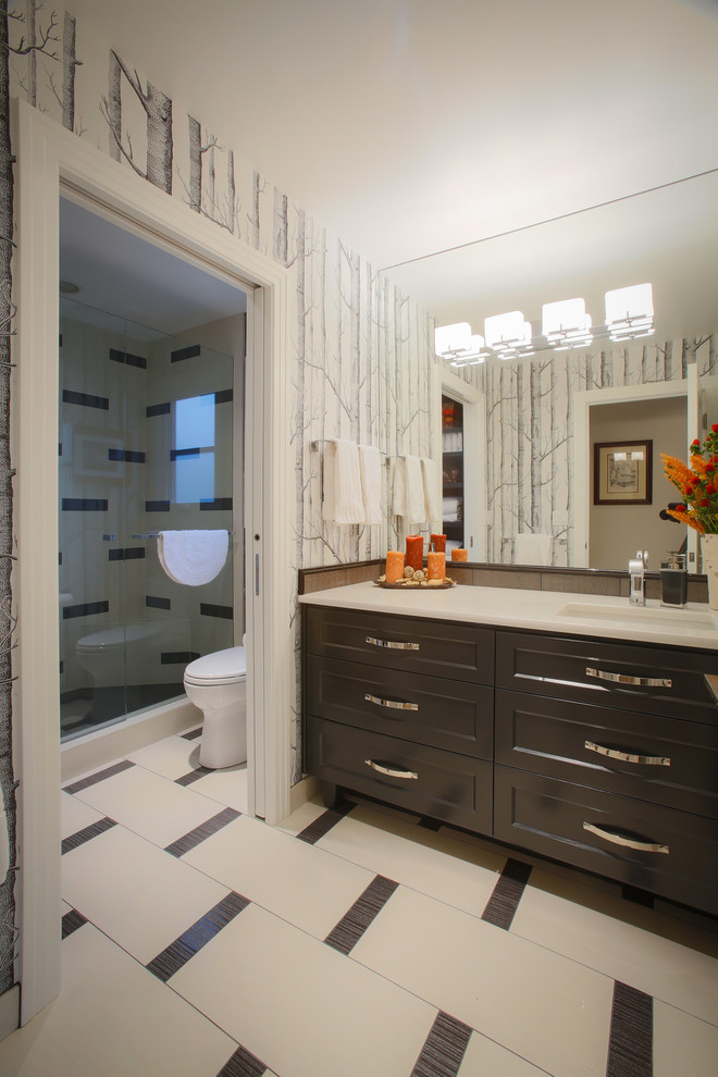 Пример оригинального дизайна: большая главная ванная комната в стиле неоклассика (современная классика) с фасадами с утопленной филенкой, темными деревянными фасадами, душем в нише, раздельным унитазом, серой плиткой, белой плиткой, керамической плиткой, разноцветными стенами, полом из керамической плитки, врезной раковиной и столешницей из искусственного кварца