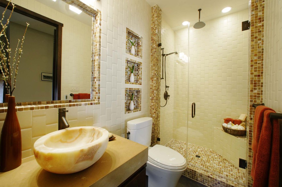 Идея дизайна: ванная комната в современном стиле с плиткой кабанчик и настольной раковиной