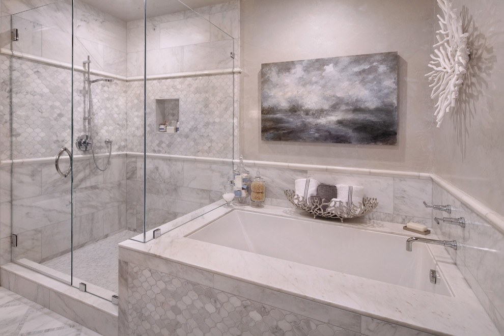 Источник вдохновения для домашнего уюта: главная ванная комната среднего размера в стиле неоклассика (современная классика) с фасадами с выступающей филенкой, серыми фасадами, полновстраиваемой ванной, угловым душем, раздельным унитазом, серыми стенами, мраморным полом, врезной раковиной, мраморной столешницей, серым полом, душем с распашными дверями и серой столешницей