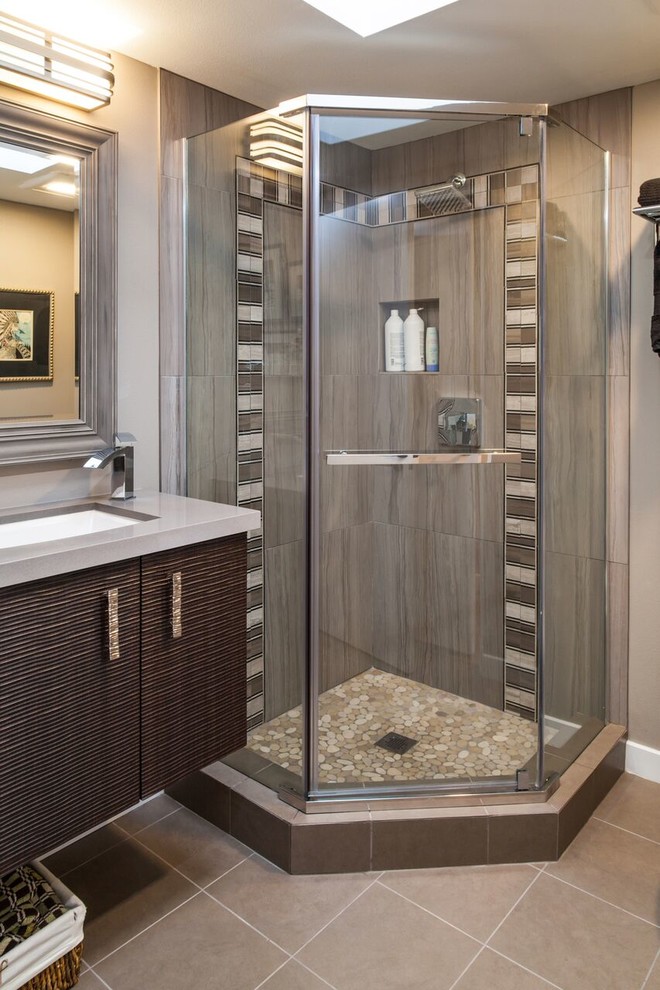 Example of a small trendy 3/4 gray tile and pebble tile ceramic tile corner shower design in Los Angeles with an undermount sink, flat-panel cabinets, dark wood cabinets, quartz countertops, a one-piece toilet and gray walls