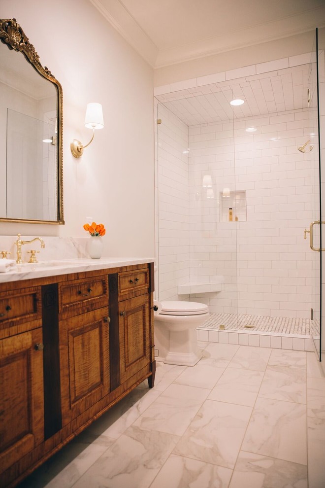Пример оригинального дизайна: ванная комната среднего размера в классическом стиле с фасадами с выступающей филенкой, темными деревянными фасадами, душем в нише, унитазом-моноблоком, белой плиткой, керамогранитной плиткой, белыми стенами, полом из керамогранита, душевой кабиной, врезной раковиной и столешницей из талькохлорита