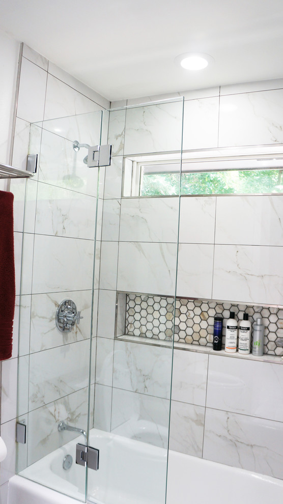 На фото: ванная комната среднего размера в стиле модернизм с плоскими фасадами, белыми фасадами, накладной ванной, душем над ванной, унитазом-моноблоком, белой плиткой, керамической плиткой, разноцветными стенами, полом из керамической плитки, душевой кабиной, врезной раковиной, столешницей из кварцита, белым полом, душем с распашными дверями и коричневой столешницей с