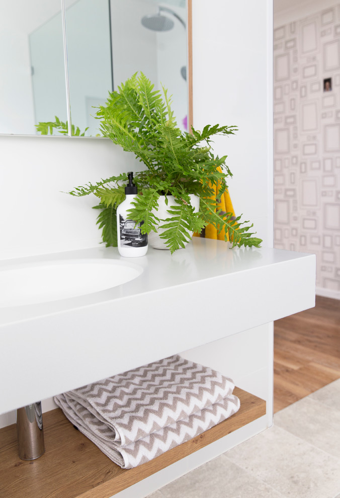 Свежая идея для дизайна: маленькая ванная комната в скандинавском стиле с плоскими фасадами, белыми фасадами, угловой ванной, угловым душем, унитазом-моноблоком, белой плиткой, керамической плиткой, серыми стенами, полом из керамической плитки, монолитной раковиной и столешницей из искусственного кварца для на участке и в саду - отличное фото интерьера
