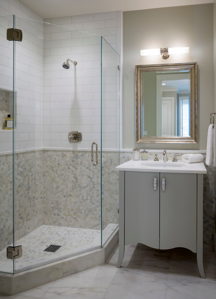 Réalisation d'une petite salle d'eau tradition avec un placard en trompe-l'oeil, des portes de placard grises, une douche d'angle, un carrelage blanc, un carrelage de pierre, un mur gris, un sol en marbre, un lavabo encastré et un plan de toilette en marbre.