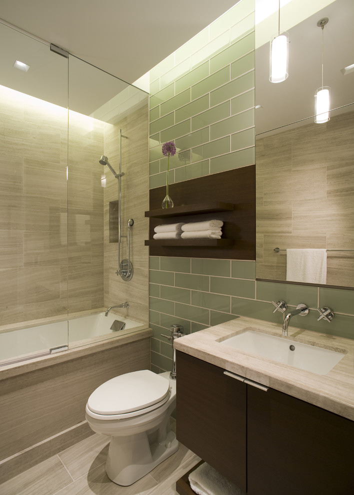 Diseño de cuarto de baño contemporáneo de tamaño medio con lavabo bajoencimera, puertas de armario de madera en tonos medios, bañera encastrada, combinación de ducha y bañera, sanitario de una pieza y paredes grises