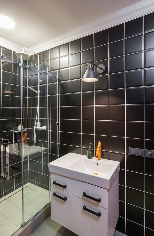 На фото: главная ванная комната в современном стиле с белыми фасадами, отдельно стоящей ванной, открытым душем, черной плиткой, серыми стенами, полом из керамогранита и подвесной раковиной