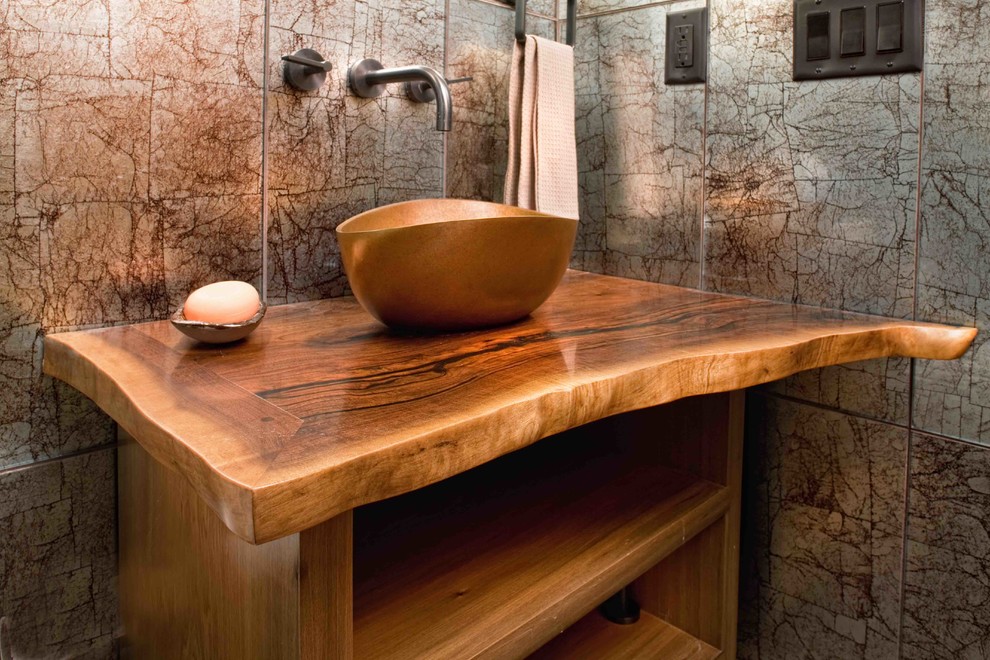 Idée de décoration pour une salle de bain tradition en bois brun avec une vasque, un placard sans porte, un plan de toilette en bois, un carrelage multicolore et un carrelage en pâte de verre.