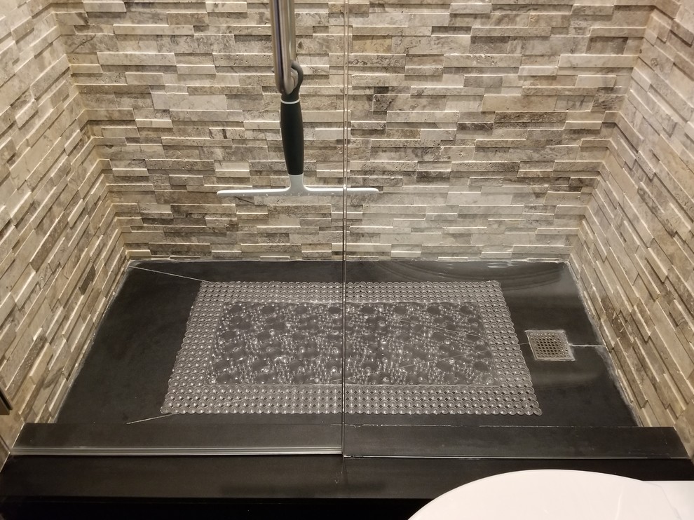 Inspiration för mellanstora klassiska badrum med dusch, med luckor med infälld panel, grå skåp, en toalettstol med hel cisternkåpa, grå kakel, stenkakel, grå väggar, ett undermonterad handfat, granitbänkskiva och svart golv