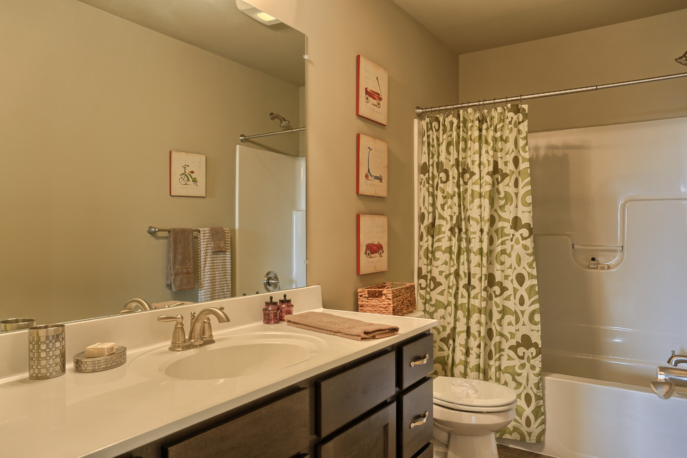 Immagine di una stanza da bagno chic di medie dimensioni con ante lisce, ante in legno bruno, vasca ad alcova, vasca/doccia, WC a due pezzi, piastrelle beige, pareti beige, lavabo integrato e top in marmo