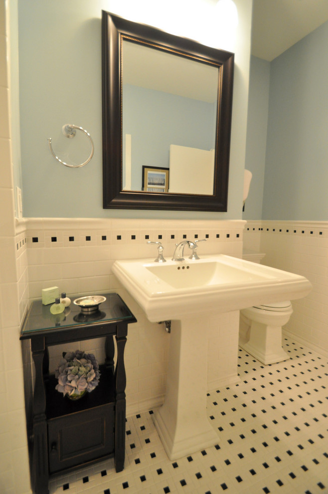 Idéer för att renovera ett mellanstort funkis badrum för barn, med ett piedestal handfat, keramikplattor, blå väggar, klinkergolv i keramik och svart och vit kakel