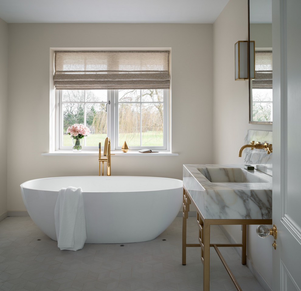Exempel på ett mellanstort modernt beige beige badrum för barn, med möbel-liknande, beige skåp, ett fristående badkar, en öppen dusch, en toalettstol med hel cisternkåpa, grå kakel, grå väggar, mosaikgolv, ett integrerad handfat, marmorbänkskiva, grått golv och med dusch som är öppen