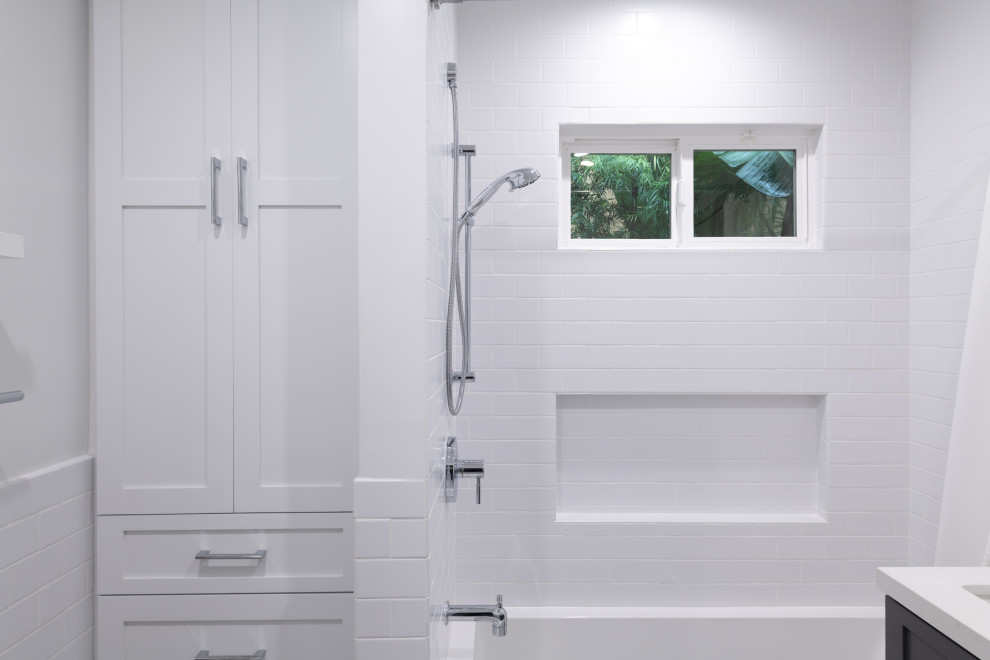 На фото: детская ванная комната среднего размера в стиле ретро с фасадами в стиле шейкер, серыми фасадами, ванной в нише, душем над ванной, унитазом-моноблоком, белой плиткой, керамогранитной плиткой, белыми стенами, мраморным полом, врезной раковиной, столешницей из искусственного кварца, белым полом, шторкой для ванной, белой столешницей, тумбой под две раковины и подвесной тумбой с