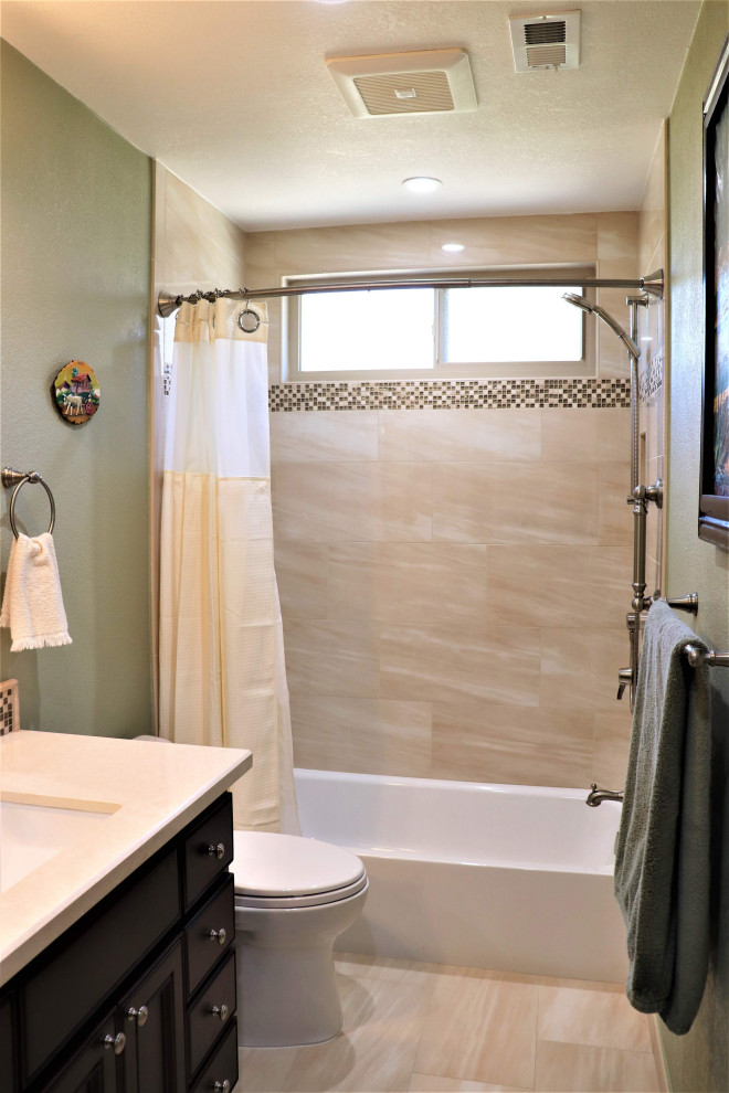 Foto de cuarto de baño tradicional con puertas de armario marrones, combinación de ducha y bañera, sanitario de una pieza, baldosas y/o azulejos beige, lavabo bajoencimera, suelo beige, ducha con cortina y encimeras beige